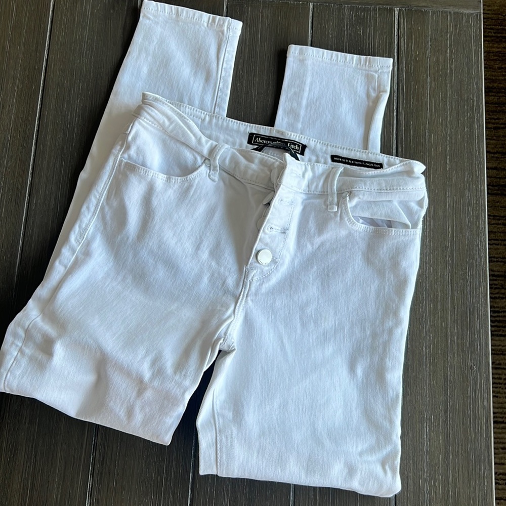 Abercrombie mid rise white skinny jeans with buttons